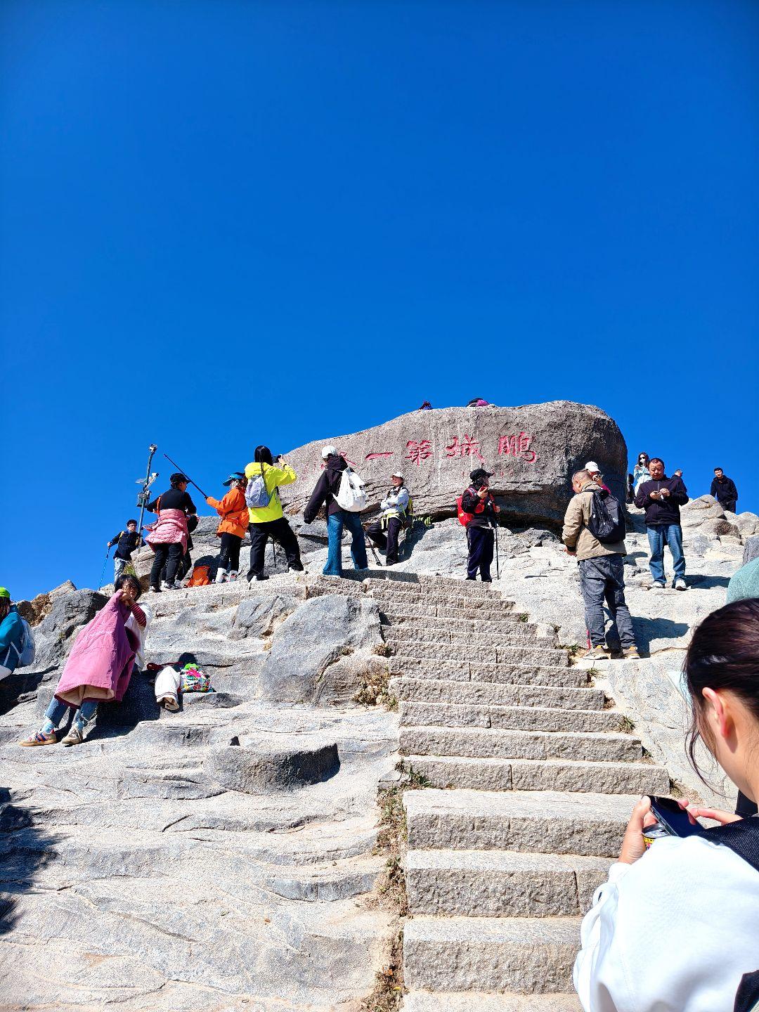 人的一生会遇到两个人， 一个惊艳了时光； 一个温柔了岁月。