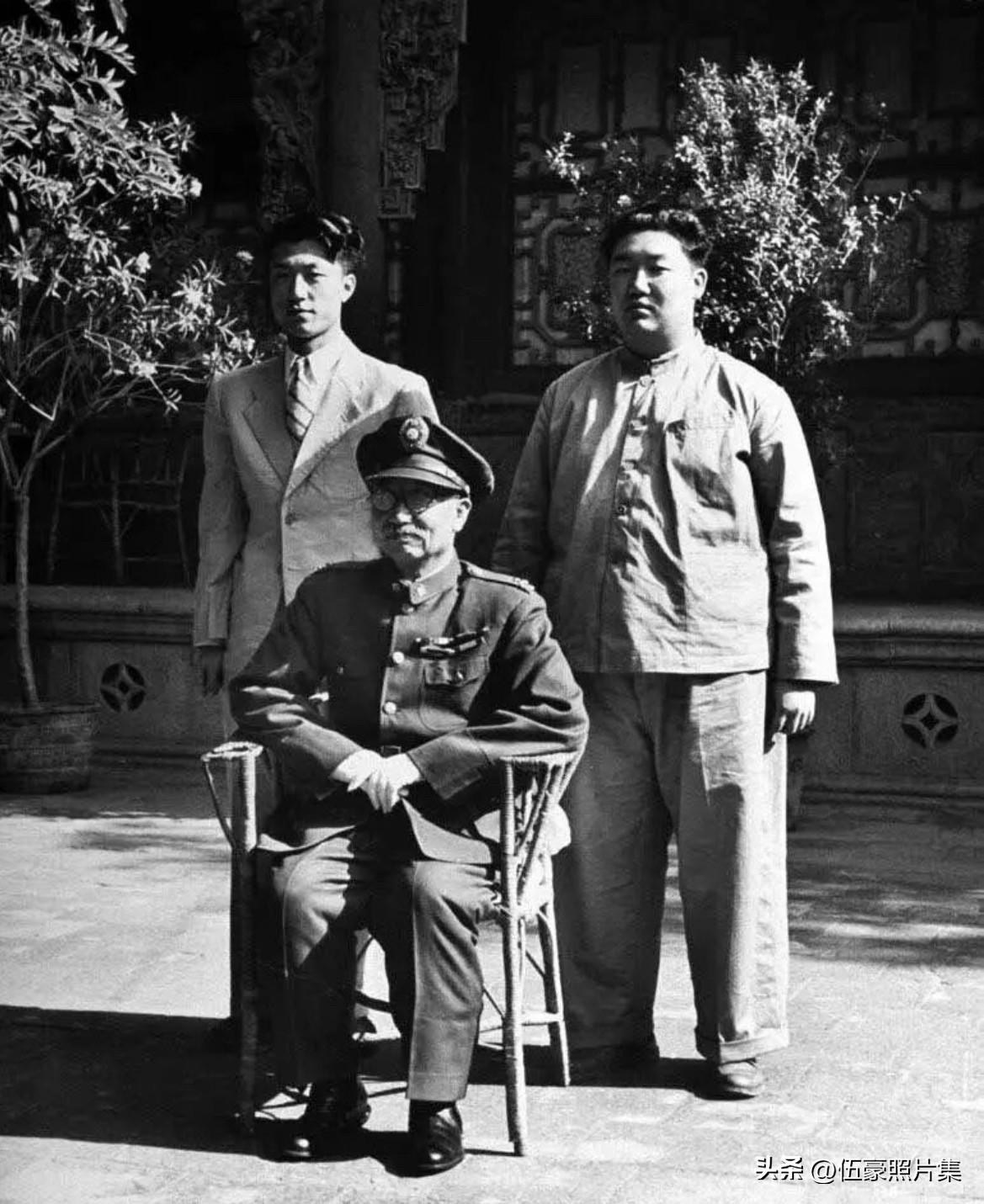 1947年，太原，身穿国民党将官制服的阎锡山与最疼爱的五子阎志惠（左）、四子阎志