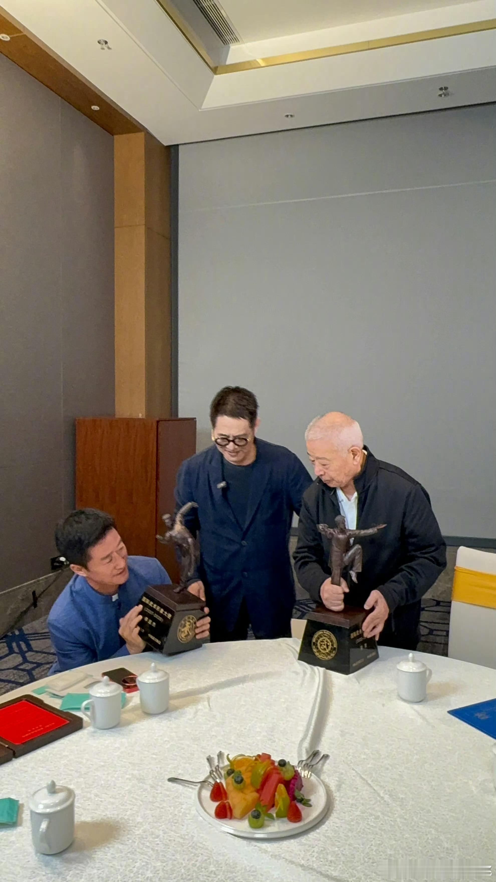 这俩奖杯才看出来一个是李连杰少林寺造型一个是吴师傅太极宗师 ​​​