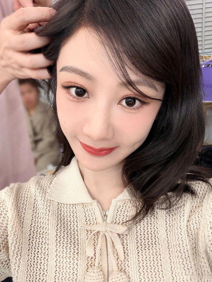 杨紫给谢娜成都演唱会送花篮了 啊啊啊啊杨紫给谢娜成都演唱会送花篮了，全宇宙最闪亮
