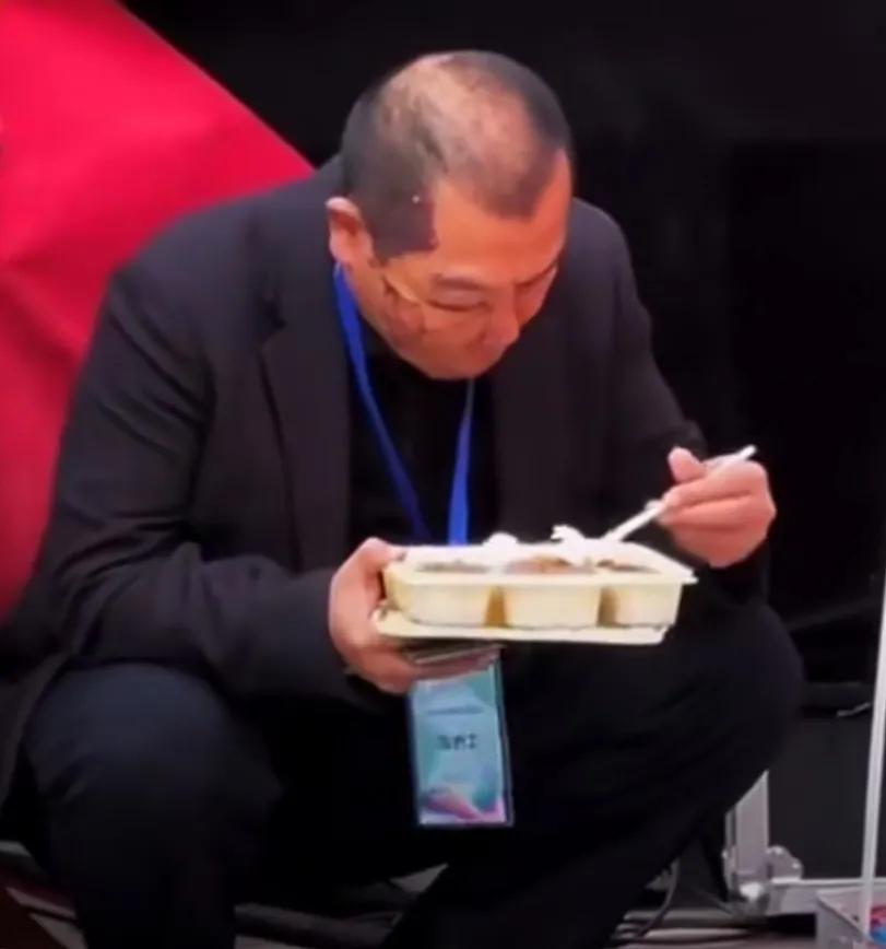 寒冬腊月天 ， 一个民营剧团。
 大老远的跑来给西安人民唱戏 ，吃喝住行 ， 所
