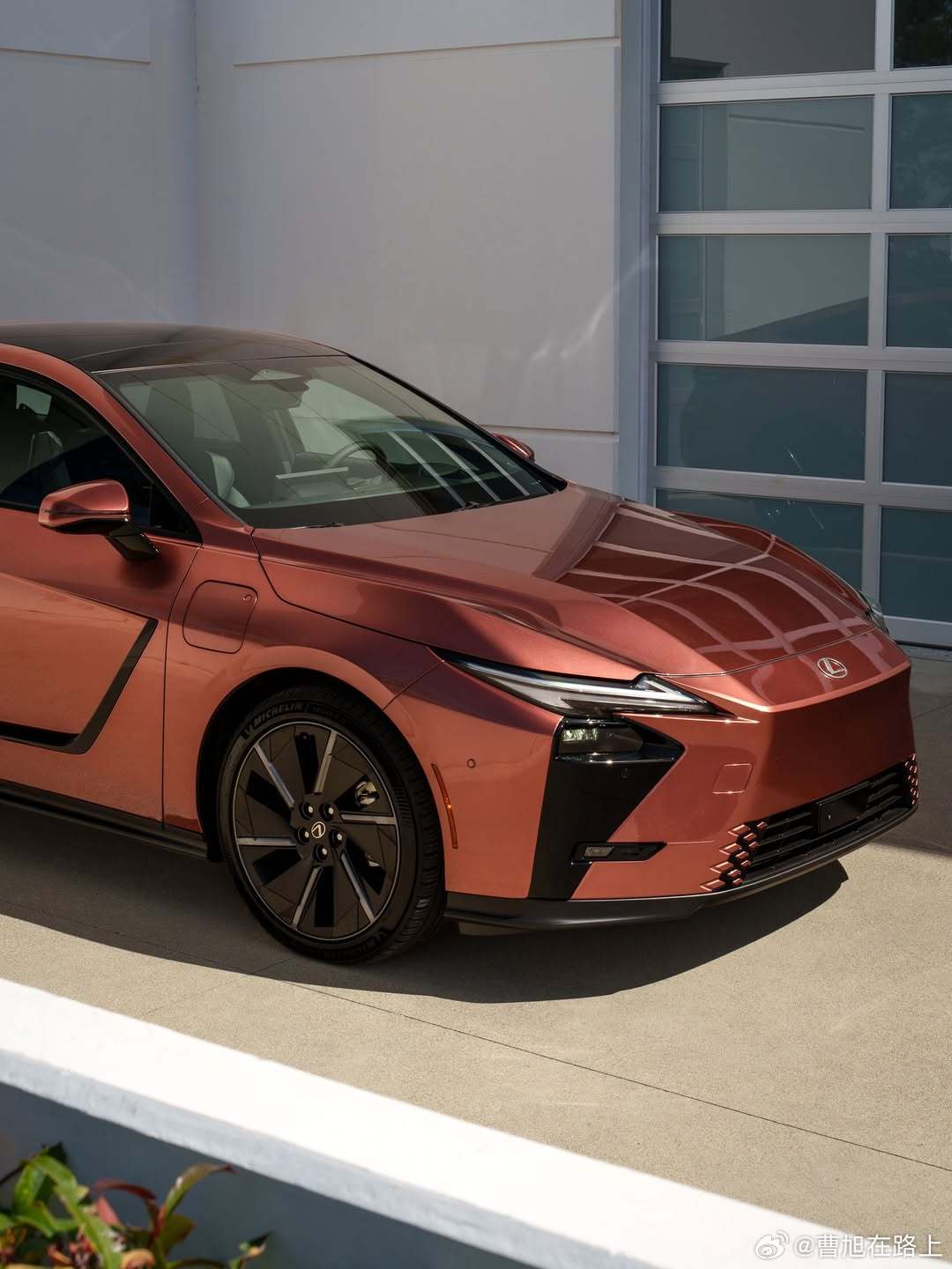 再来一组争议颇大的新雷全新一代ES 这车已经跃级了而且我自己对这个超音速琥珀色特