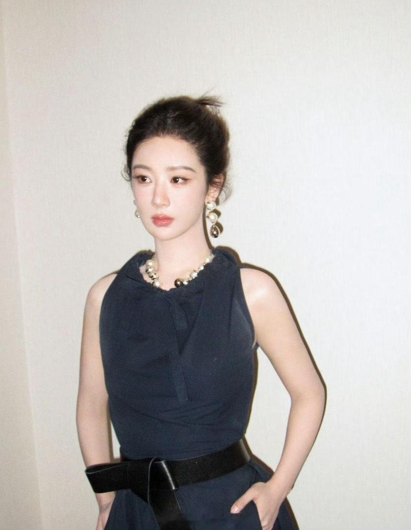 杨紫大花青衣气质 杨紫工作室更新四张 
