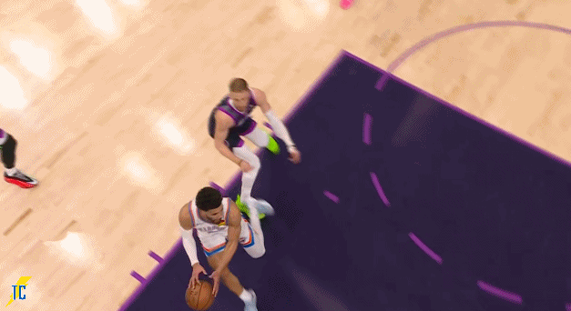 米切尔上篮被迪文琴佐打脸造成犯规，裁判经过回看后判定升级为一级恶意！雷霆vs森林