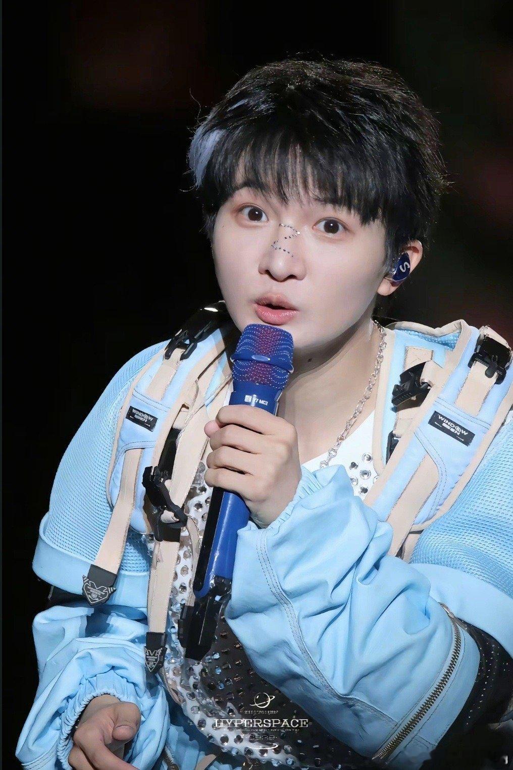 周深有自己的我只在乎你 周深的温柔永远直击人心！把《地球没有你》当作和歌迷的专属