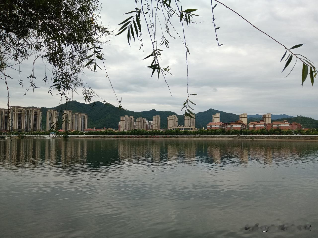 西峡灌河湿地公园，傍晚游人很多，漫步观景桥，旖旎的水光山色豁人心胸。
在县城西边