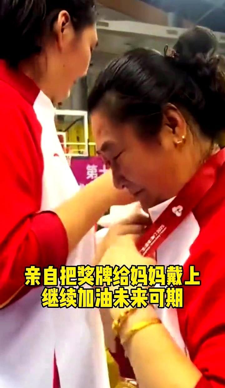 你见过2米27的少女5点半练球吗？
她的训练表，比你熬夜赶的PPT还硬核——别再