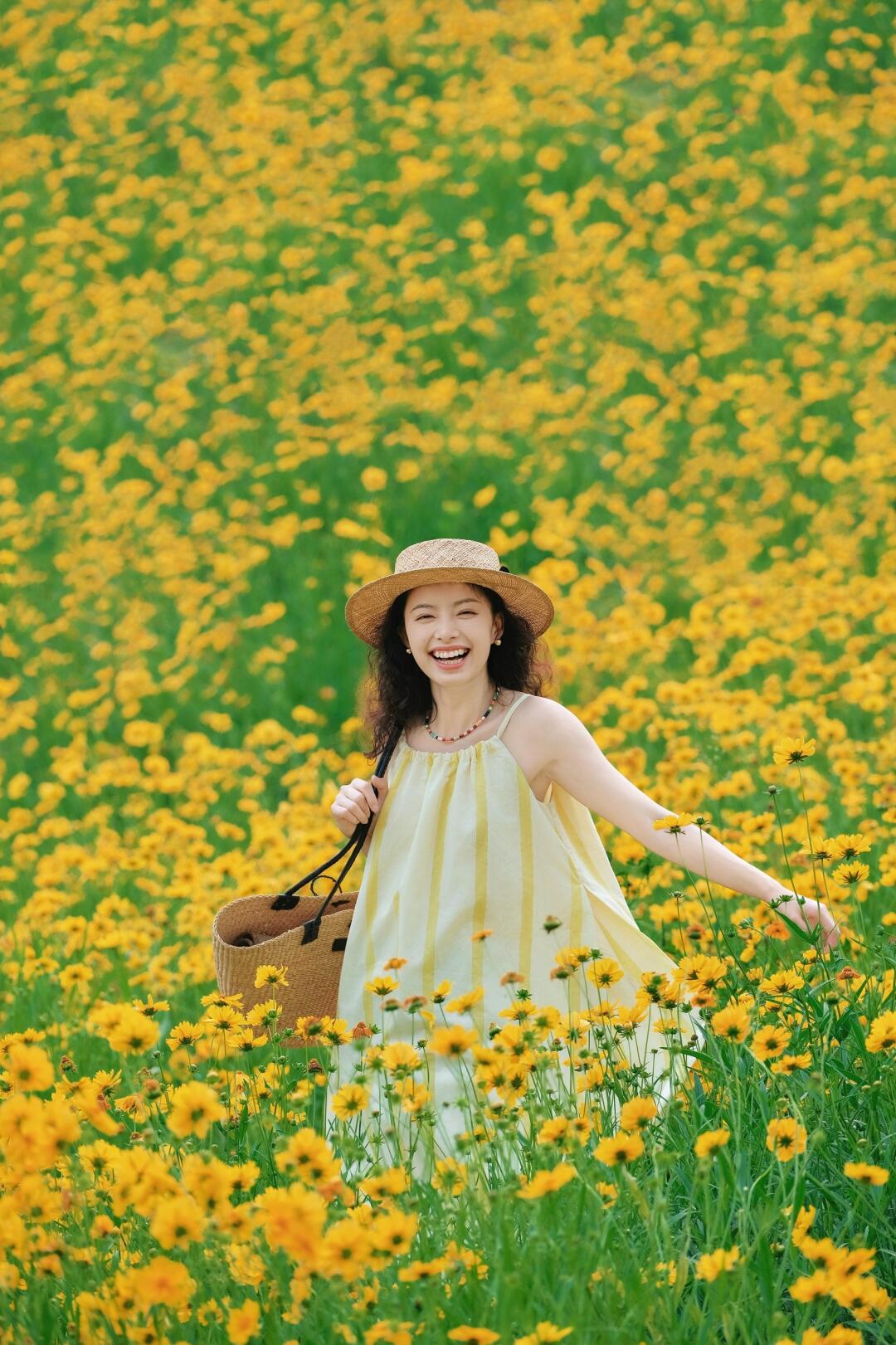 这片明媚灿烂的花海，像是在宫崎骏的动画里