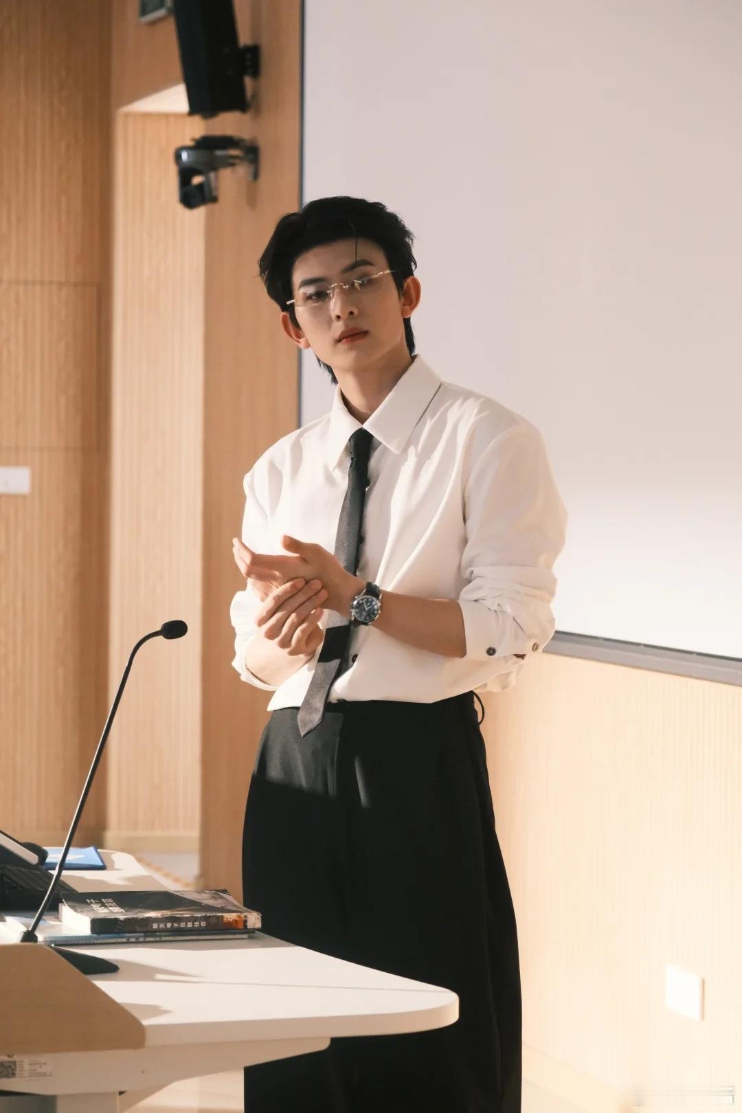 短剧演员百花奖红毯百花奖红毯上，陈添祥用一套黑西装，撕掉外界贴给短剧演员的部分偏