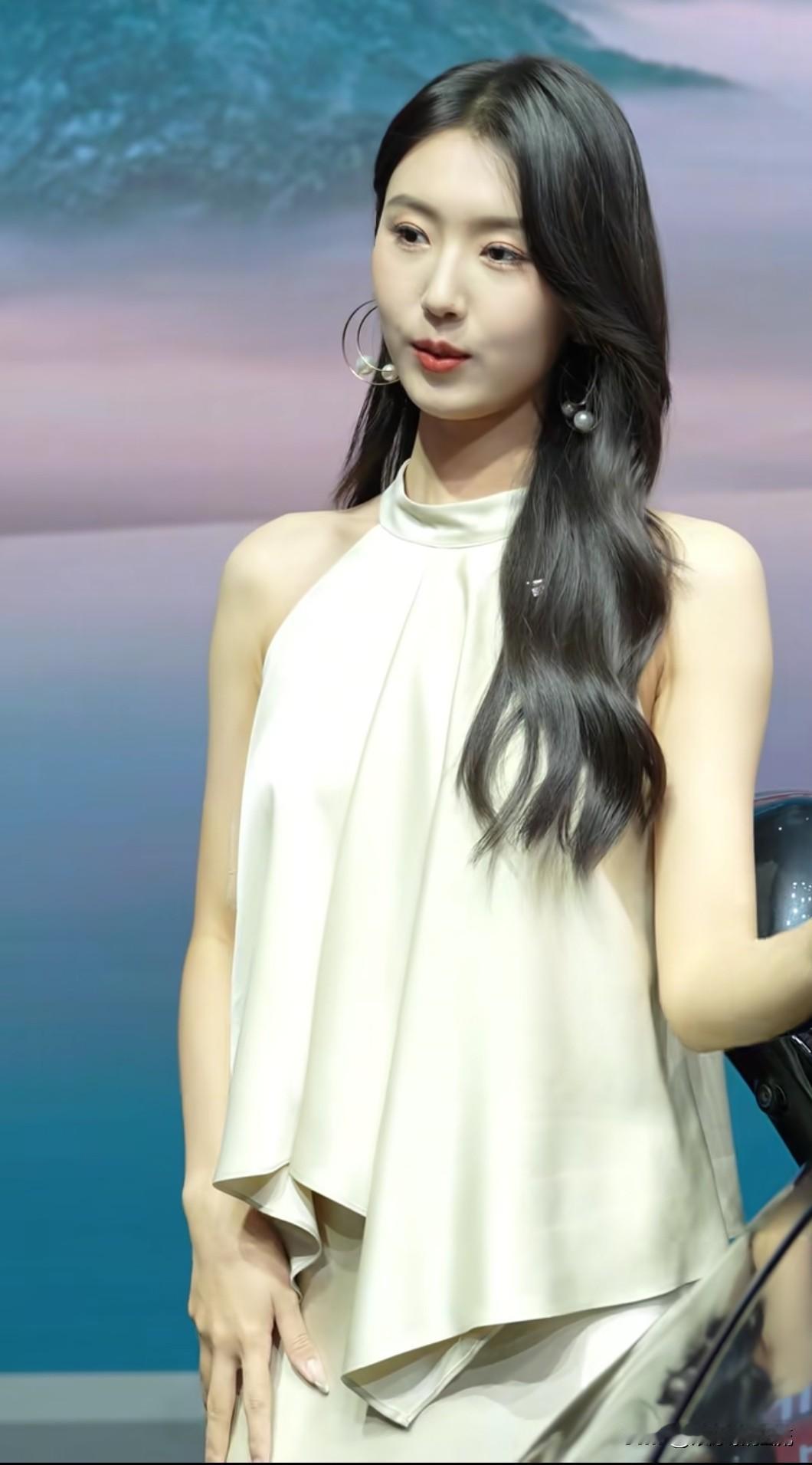 广州车展车模小尹，本名尹娟，身高180cm，各位觉得她形象气质如何呢？美女车展 