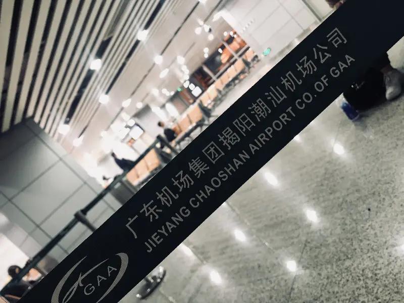 “挟行李以令旅客飞奔”！ 外国旅客晒揭阳赶飞机实况：机场地勤1分半极限冲刺   