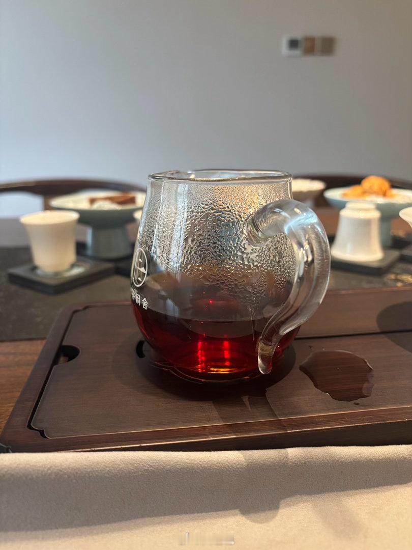 一边谈事一边饮茶来广州就是舒坦 