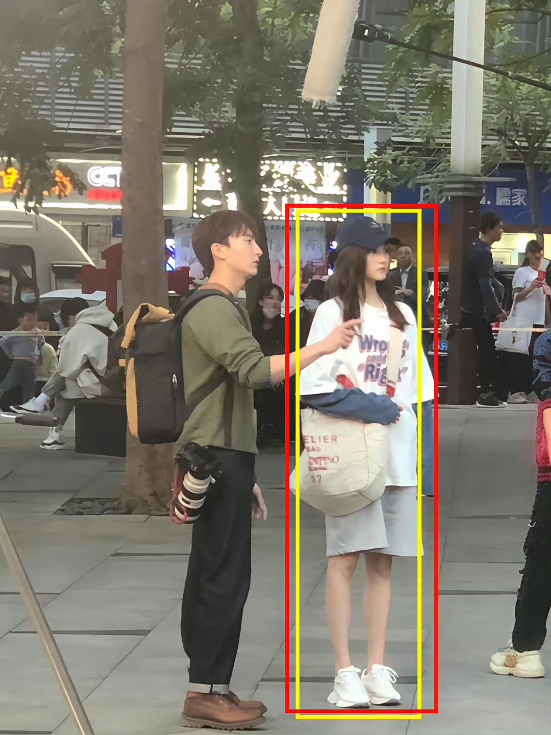 关晓彤这脸好高级，长衫短裤更显大长腿，这身材绝了 ​​​