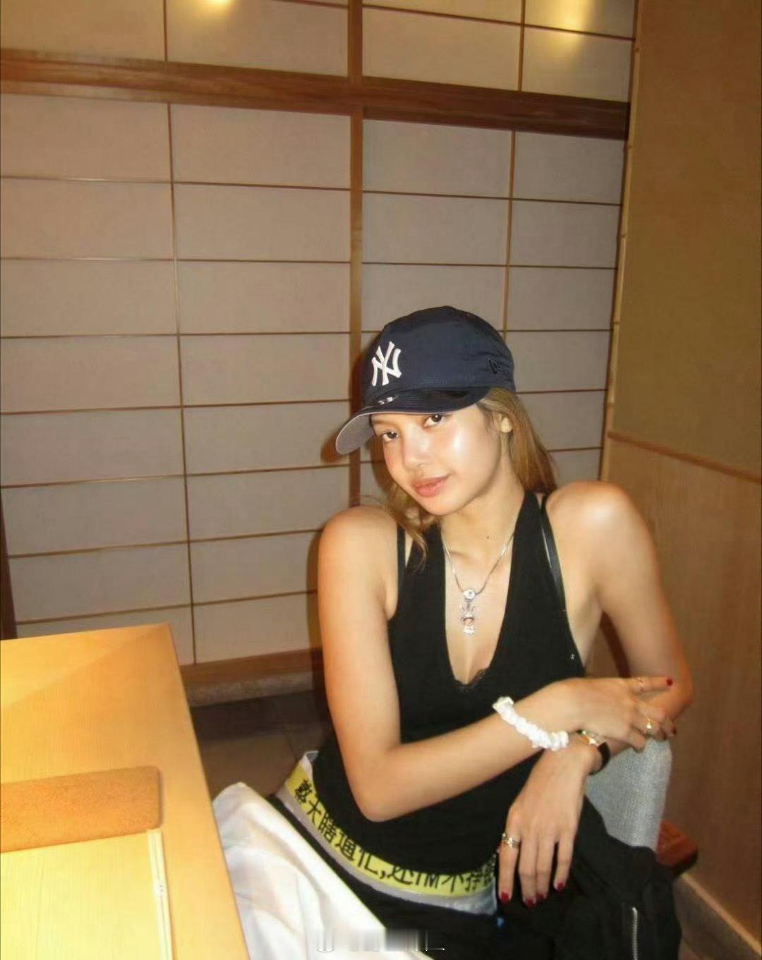 Lisa这晒出来的照片，感觉全部吸引力都去到她自己穿的内裤上的字去了，这位姐也是