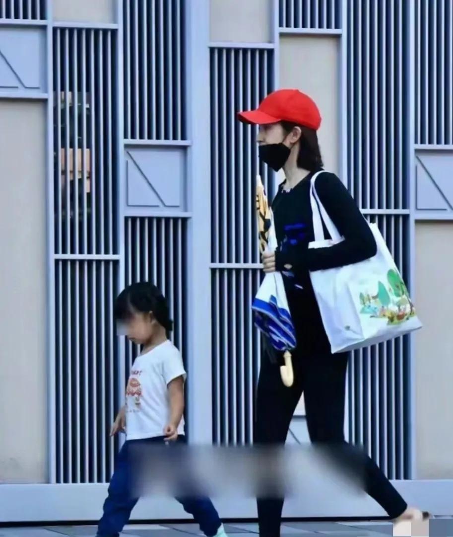林依晨最近在台北街头被拍到在学校接女儿放学，许久未露面的她，如今已经成为了母亲，