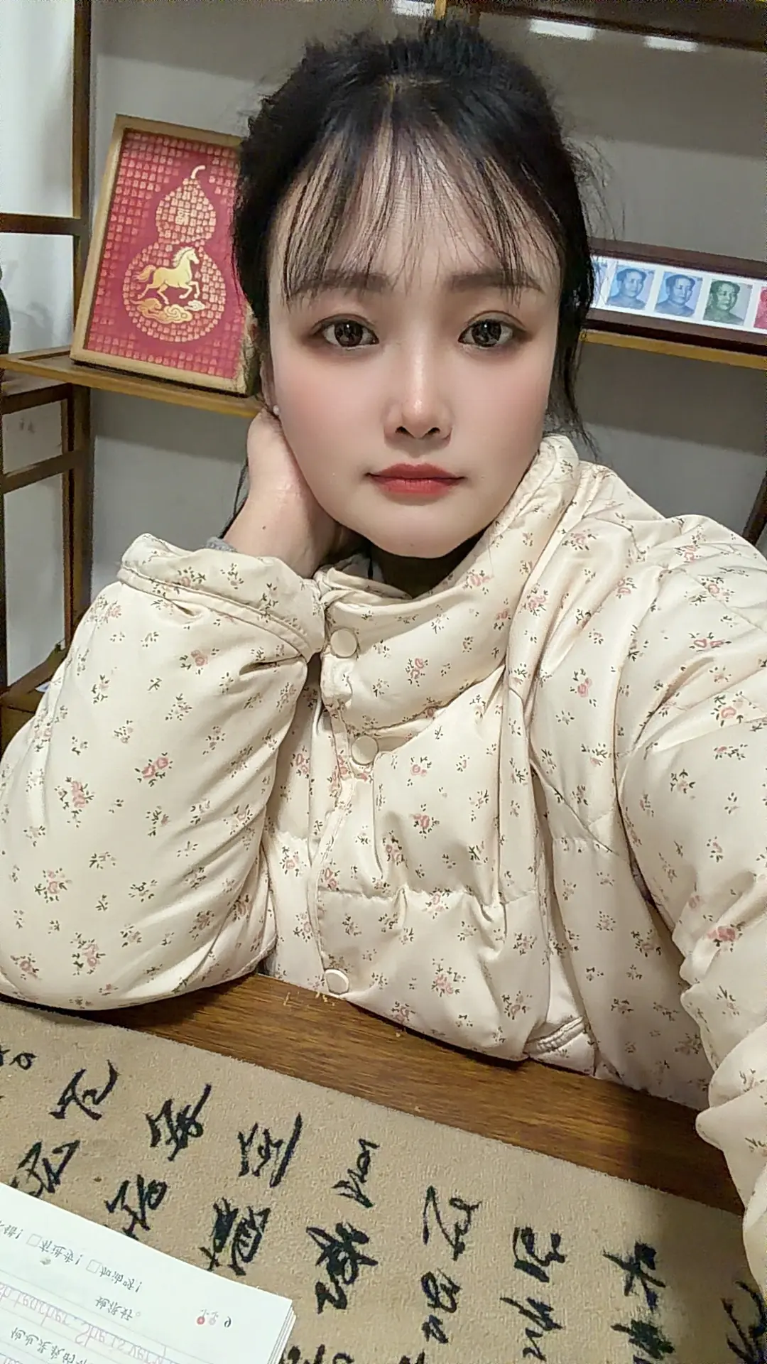 有时候真的觉得，自己像个停不下来的陀螺。 一边守着店里的烟火气，算着账...