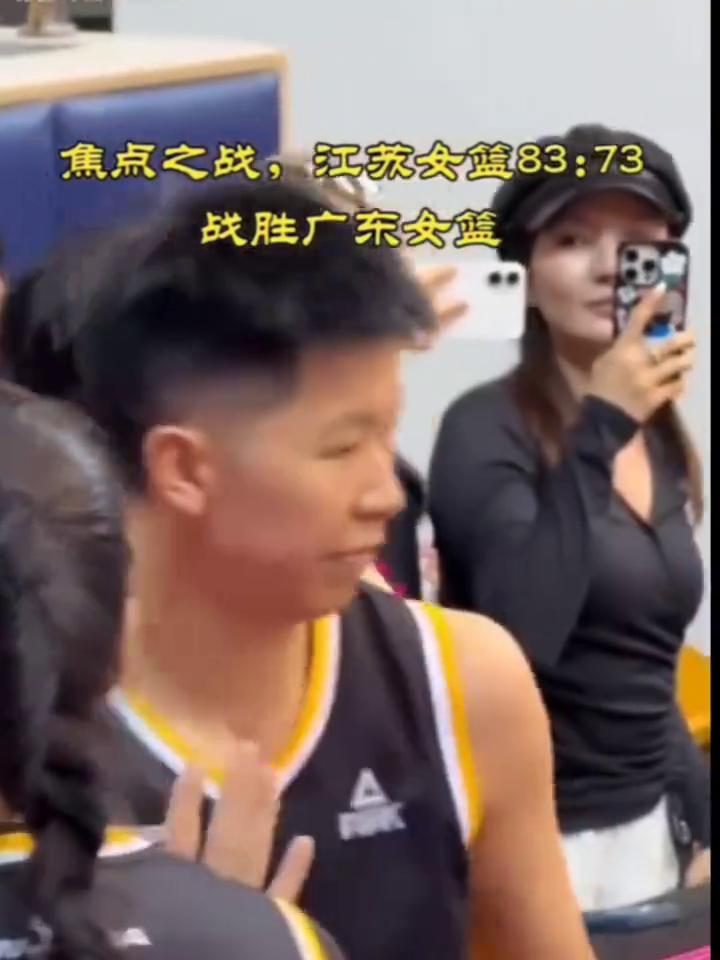 焦点之战，江苏女篮83：73战胜广东女篮。
奋斗，振兴篮球有。