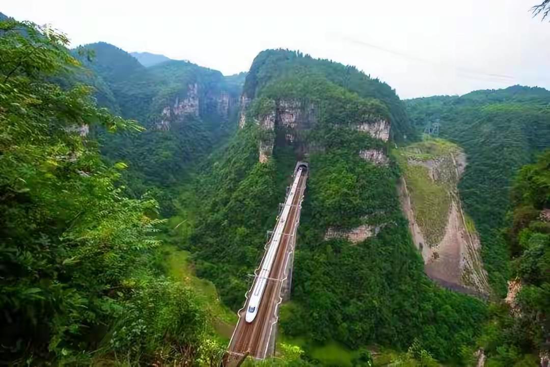 宜万铁路是首条连接西南与华中地区的快速、现代化铁路，使人员的流动真正跨越了时代。