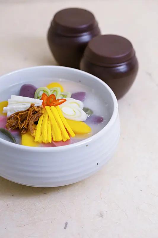 哪些人在去韩国旅游? 去韩国旅游的人还挺多样的。像内娱爆款待播剧《临江仙》的主演