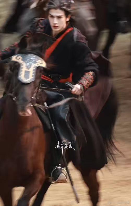 张凌赫归鸾骑马打戏张凌赫左手驭马右手持刀  张凌赫归鸾骑马打戏，张凌赫左手驭马右