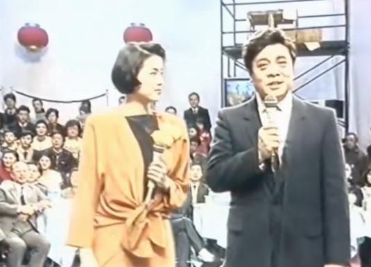 这是哪次春晚？倪萍应该是第一次出台主持，青涩，紧张，动作刻板，连笑都显得不自然。