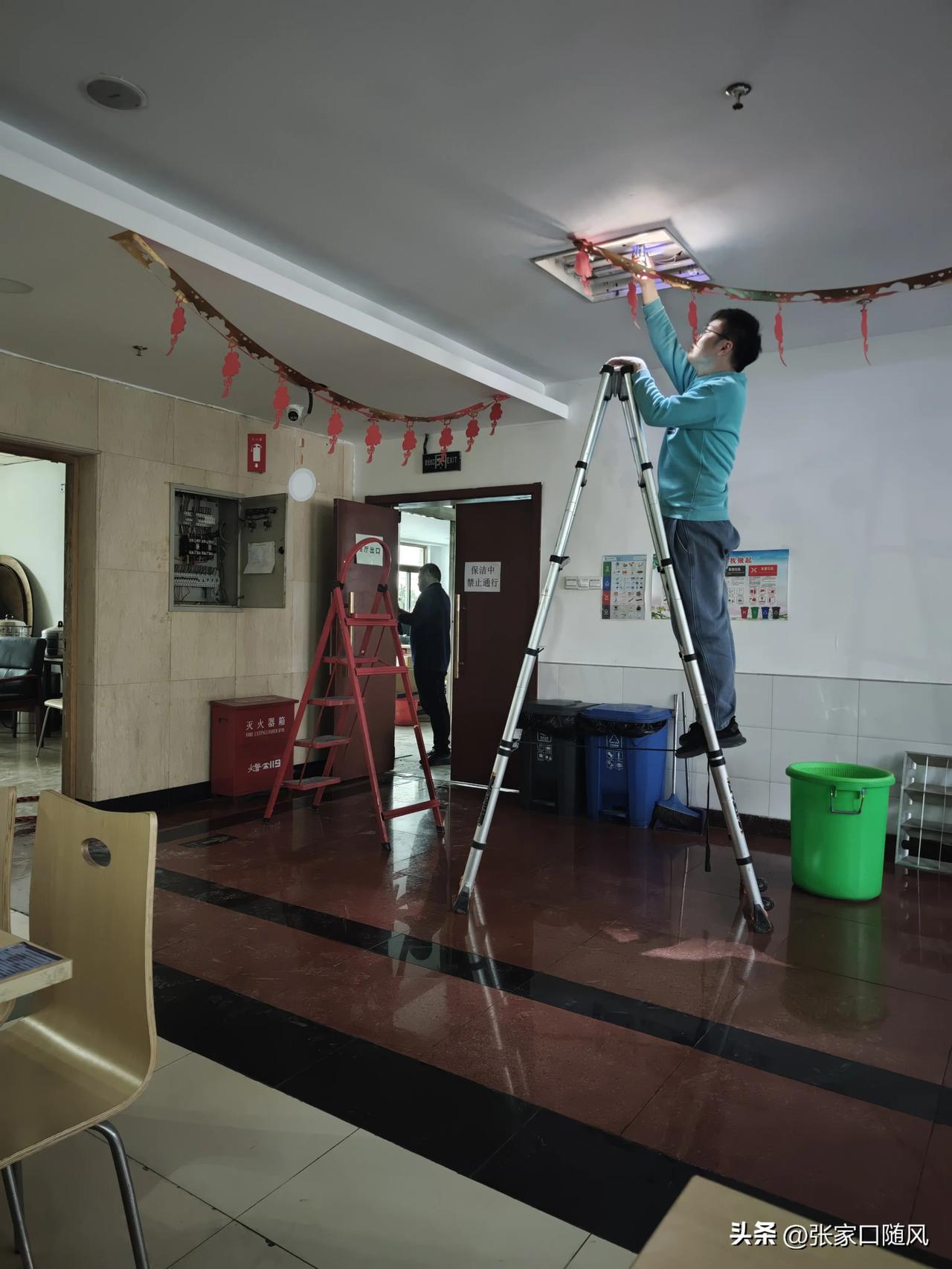 今天公司有施工的，谁赚钱也不容易。为了穿线，钻顶子里面去了。

电工跑线，有时环