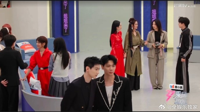 浪姐直播的含金量 舞台炸裂、唠嗑好笑、吐槽真实，每一幕都很有看点，浪姐直播的含金