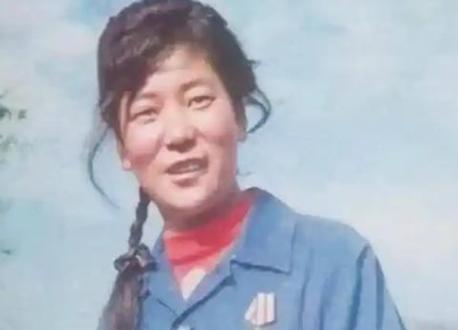 1982年，青海18岁女兵在修水管时，一铁锹子下去“叮当”一声，竟挖出了6798