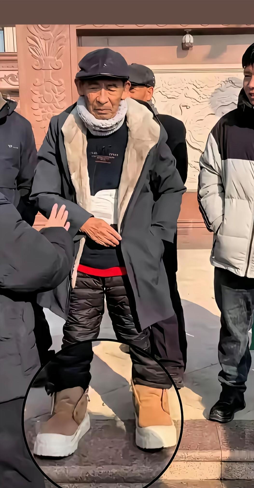 撒贝宁问刘强东：“你事业这么成功，为啥父母还在乡下住？”刘强东说：“我把他们接到