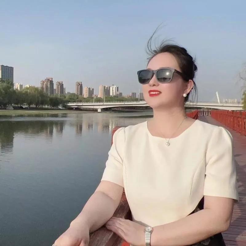 阳光明媚的午后，河畔的惬意时光