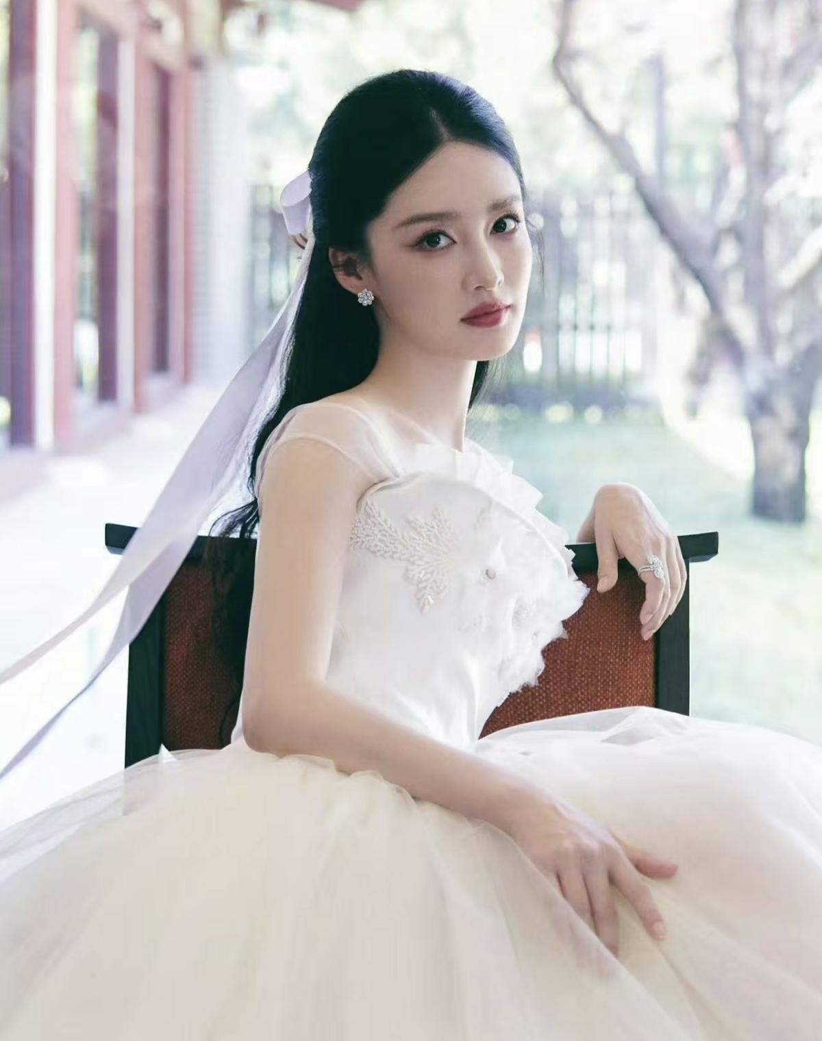 一袭温柔白纱，李沁公主感拉满[赞] 东方古典×高定婚纱！李沁白纱造型清冷温婉，氛
