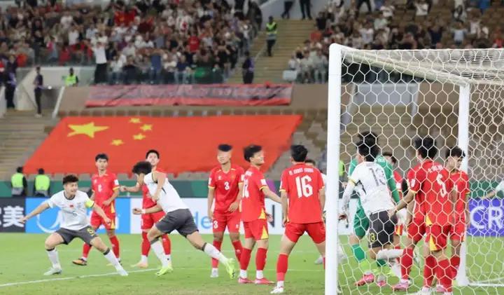 上次男足进入洲际大赛决赛，还是2004年。那会我还不到20岁，刚刚上大一，跟伊朗