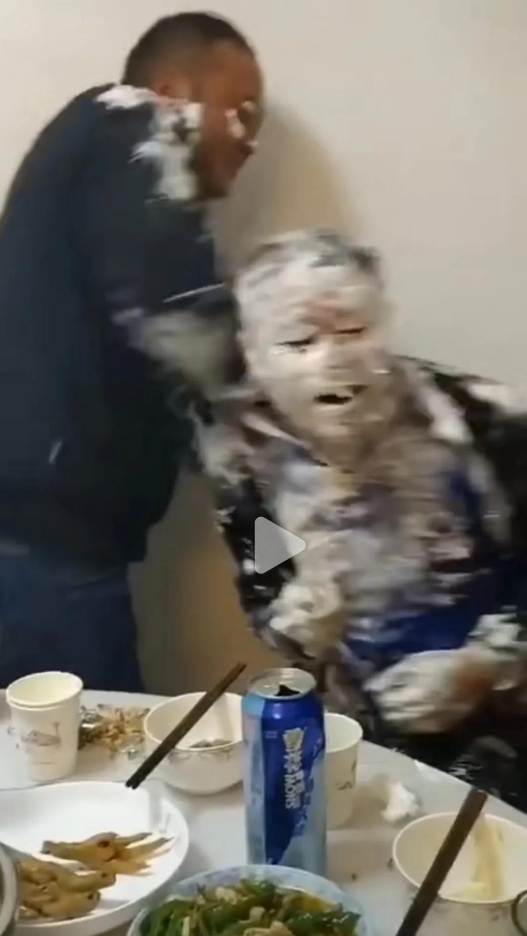 过个生日，被朋友给霍霍成这样！这哪是庆生啊，分明是用奶油搓澡呢！

大家说，这种