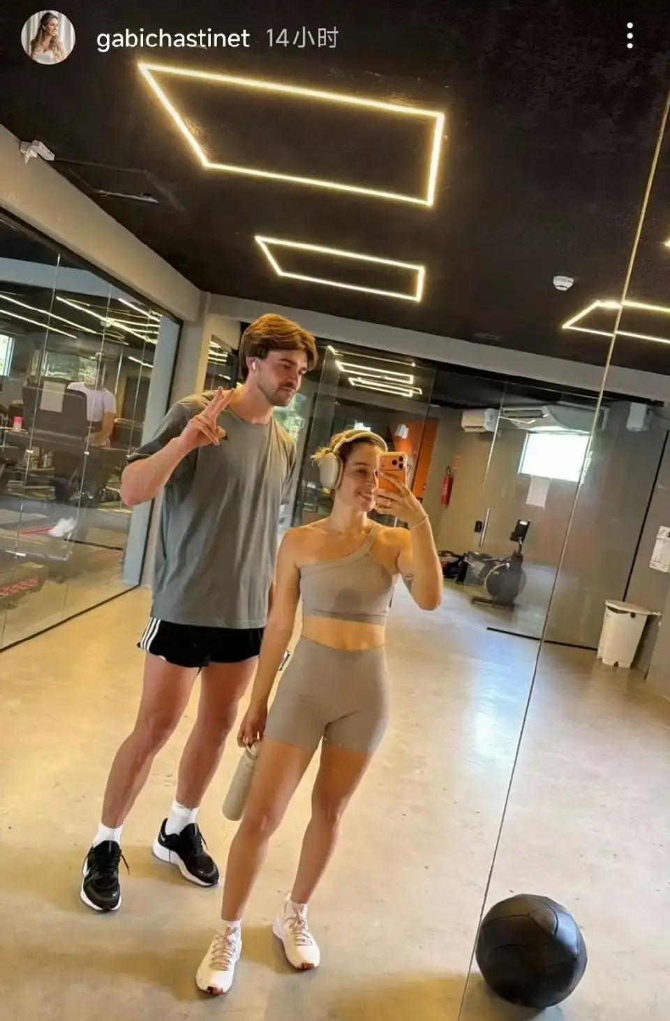 他的ins在爱琴海冲浪，你的主页在济南陪娃逛趵突泉。
 
山东泰山的更衣室，藏着