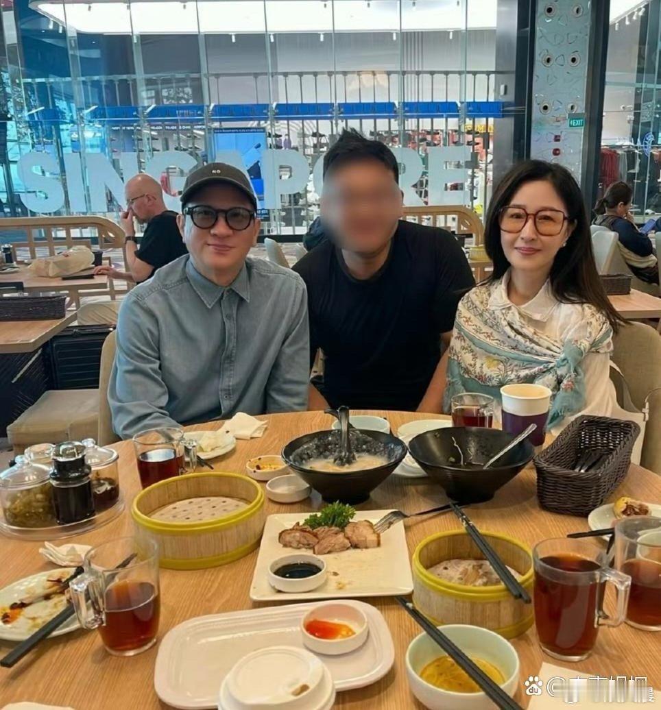 62岁张家辉与关咏荷新加坡喝早茶被偶遇，关咏荷素颜出镜状态绝了，完全看不出60+