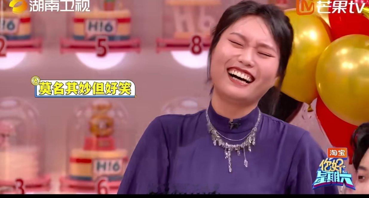  谁懂啊！李雪琴安静站旁边也能中枪，被塞四个大箱子，主打一个无辜躺枪李雪琴真没空