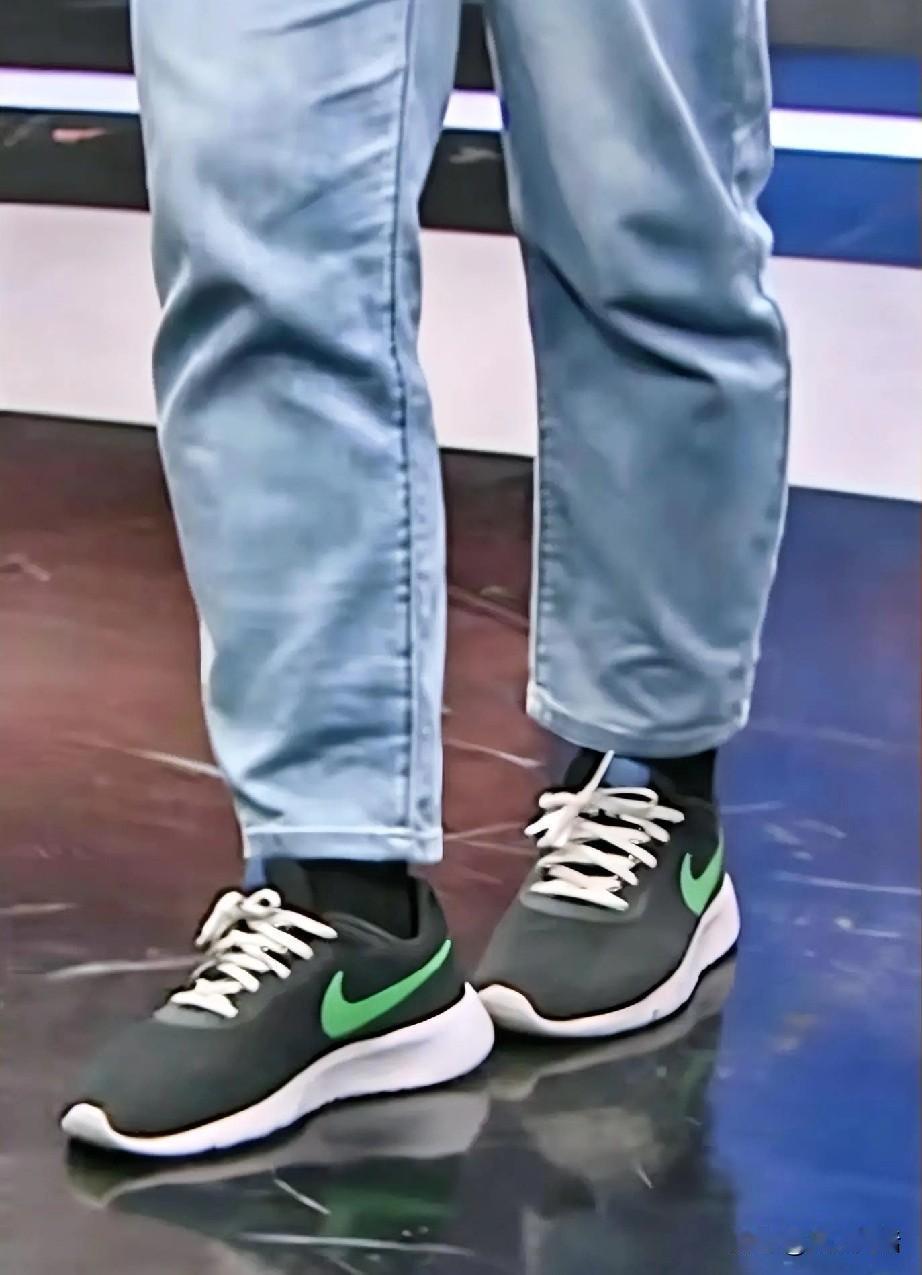 一个简单的自测，看看你的小脑平衡功能如何？
方法是:  前后脚尖对立，闭眼睛数二