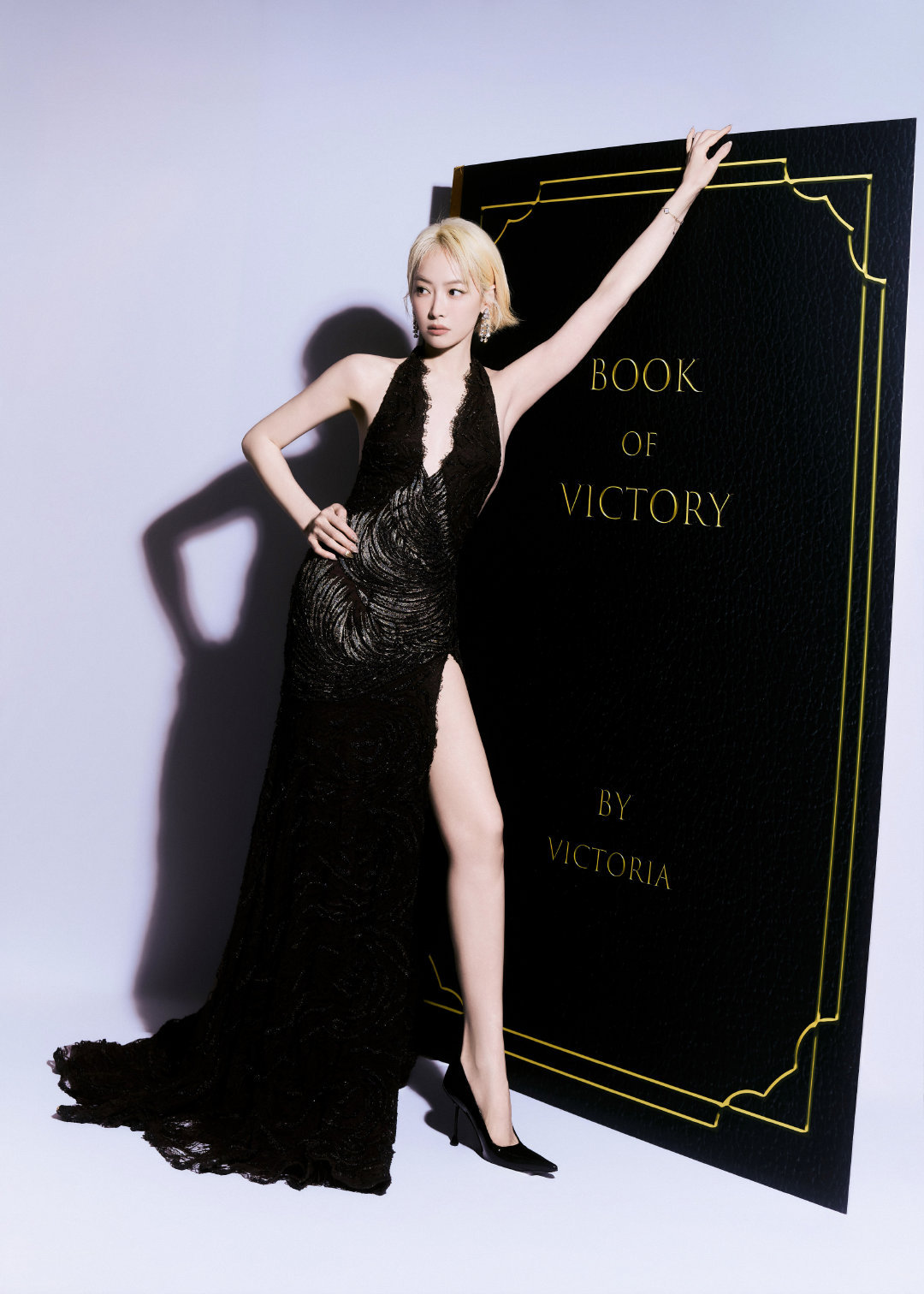 谁懂出发图里面的“VICTORY”宋茜金发大露背