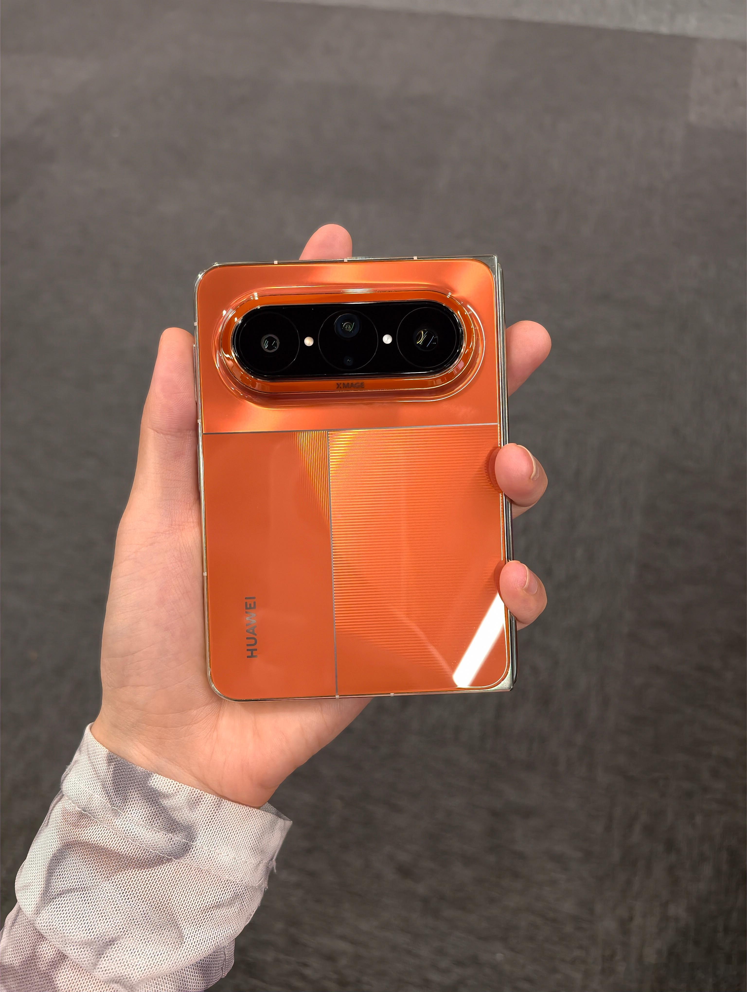 1万买华为折叠还是iPhone我选阔折叠，握持感真的舒服，展开看小说文档照片啥的