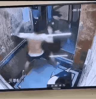 以前曾经看过这个画面，但是没有这个完整，总算把这个事情的经过看明白了，原来这个坏