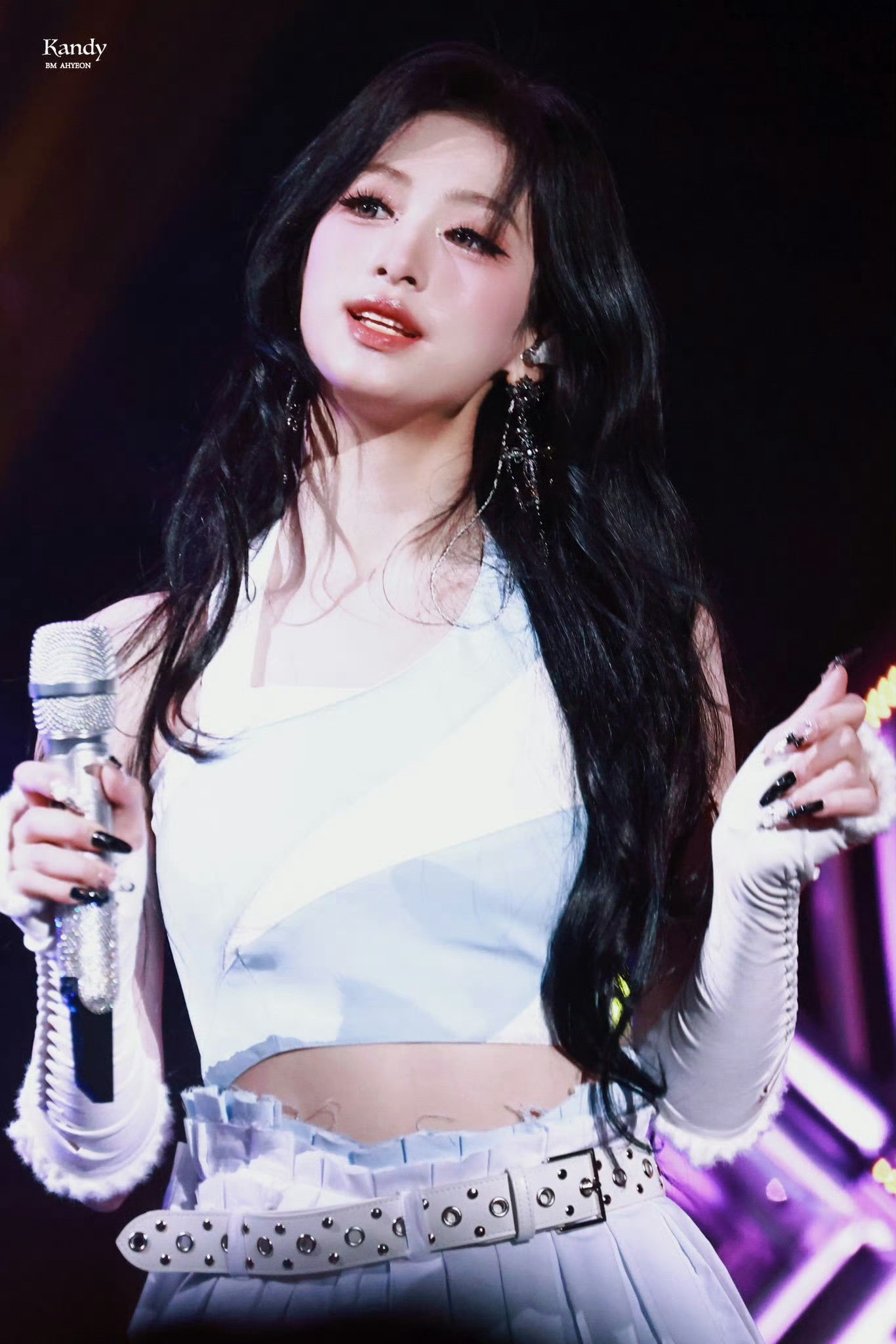 郑雅贤扣起人起来就发狠了，忘情了，没命了！百十个手指的残影，如百十块被强震不断击