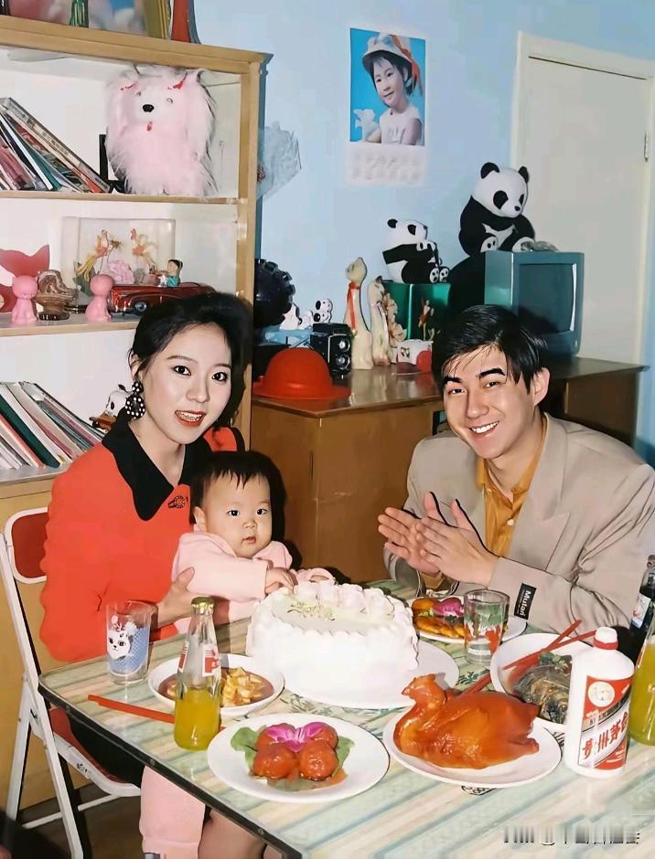 这是上世纪80年代末，一对夫妻为他们的孩子过生日的时候拍下的老照片。
照片经过了