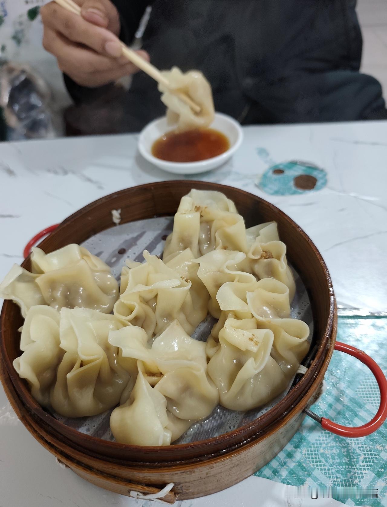 两个六零后，今日份早餐吃烧麦

每天在社区食堂吃早餐，有点腻烦了。今天早上不到6