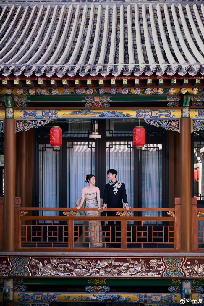 董璇晒和张维伊婚纱照董璇张维伊新中式婚纱照新中式婚纱照中，董璇与张维伊的造型简约