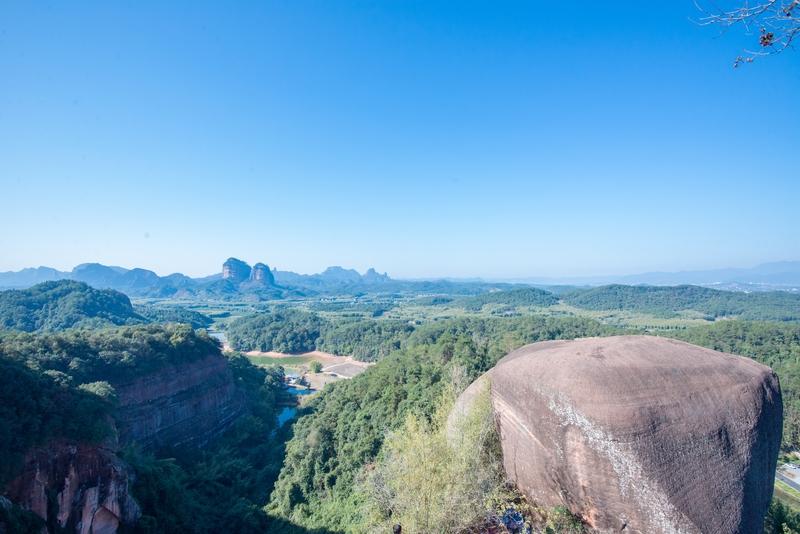 我的家乡藏着不少绝美风景。在广东，韶关丹霞山堪称一绝。12月凌晨摸黑爬长老峰，虽