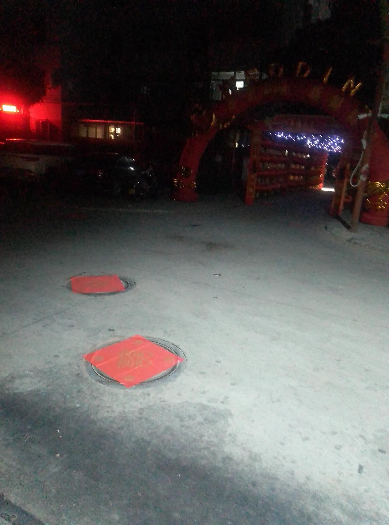 小区里有一家结婚办喜事的，
张灯结彩，搭了拱门。
有一件事不明白，为什么要在
路