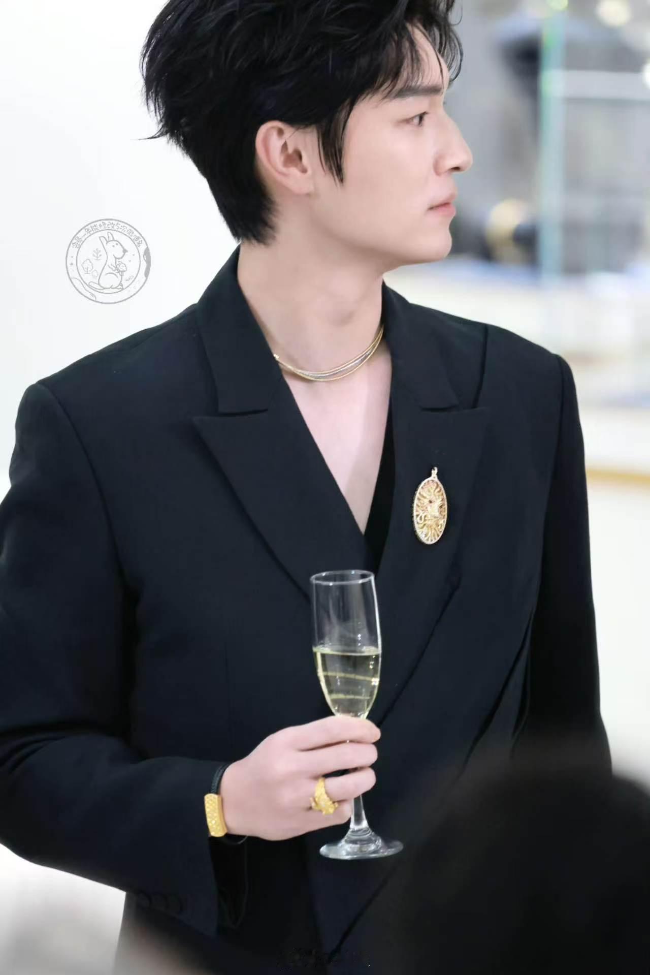 杨旭文开工大漏 杨旭文开工这波深V真空西装也太杀了！颜值身材双在线，慵懒又性感，