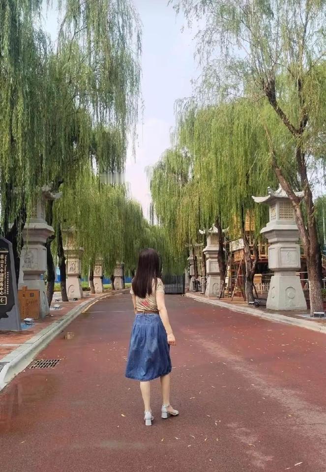 目前处在 别人夸我年轻我不信，        说我老 我又不服的阶段……😃😃
