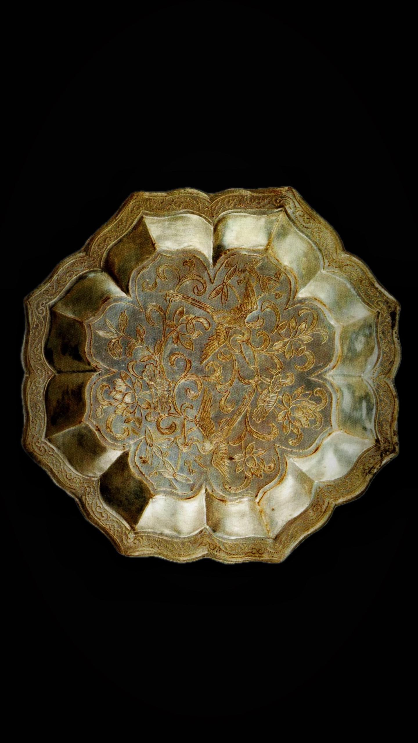 南宋· 花鸟纹银盘。山外青山楼外楼，西湖歌舞几时休
暖风熏得游人醉，直把杭州作汴州
——南宋·林升《题临安邸》 
这组八棱银盘共六件，口径14.2厘米、高1.2厘米、重75克，1974年出土于江西星子陆家山窖藏，收藏于江西省博物馆·金银器展厅 
银盘口沿及斜腹壁锤揲成八曲花口
盘沿用点錾法装饰卷草
底心分别整刻桃花鹦鹉、荷花鸳鸯、桂花练鹊、绣球锦鸡、海棠卷尾、莲花鹭鸶纹样 
制作精细，錾刻细腻，特别是棱线的处理一丝不苟，反映了宋代的金属制作工艺水平
应为筵席上之果菜碟 
宋时社会经济繁荣，市井生活丰富，对美食、美器的追求达到新的高度 
据《东京梦华录》载当时酒楼普遍使用银器，两人对饮时所用银器重量达百两，换算过来，可比现在的爱玛仕餐具贵多了，宋人的生活品味由此可见一斑