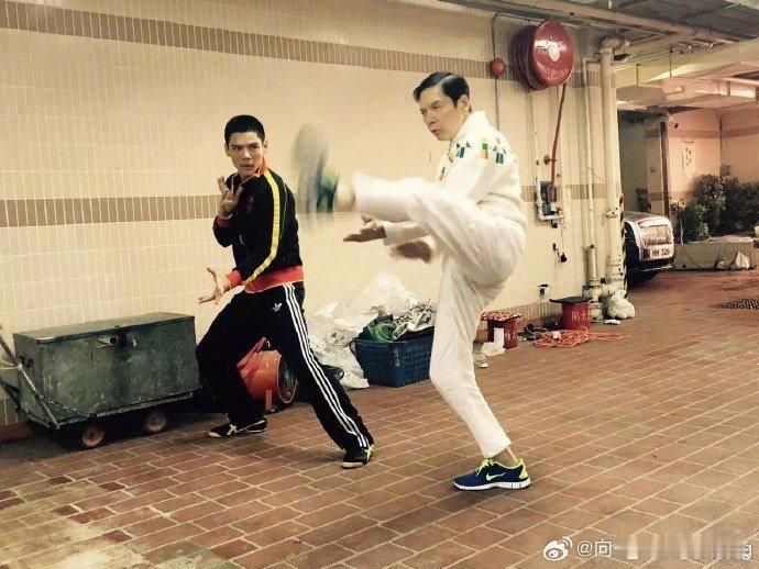 #向佐父亲节晒三代人父子合照# 今天是父亲节，向佐也有特意晒照并且发文，祝福两位